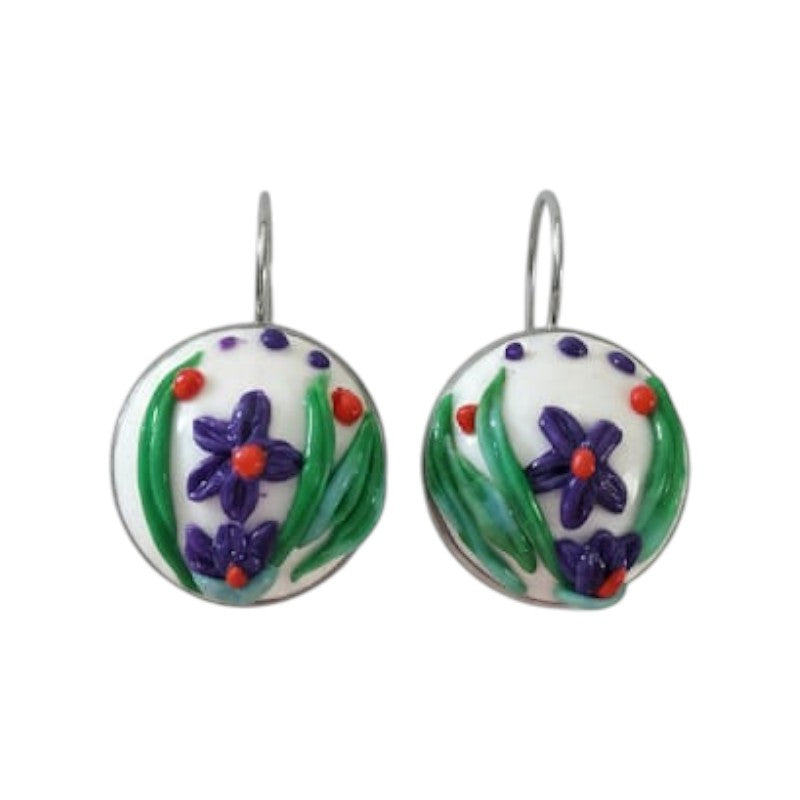 Aros flor artesanal blanco con detalles violeta