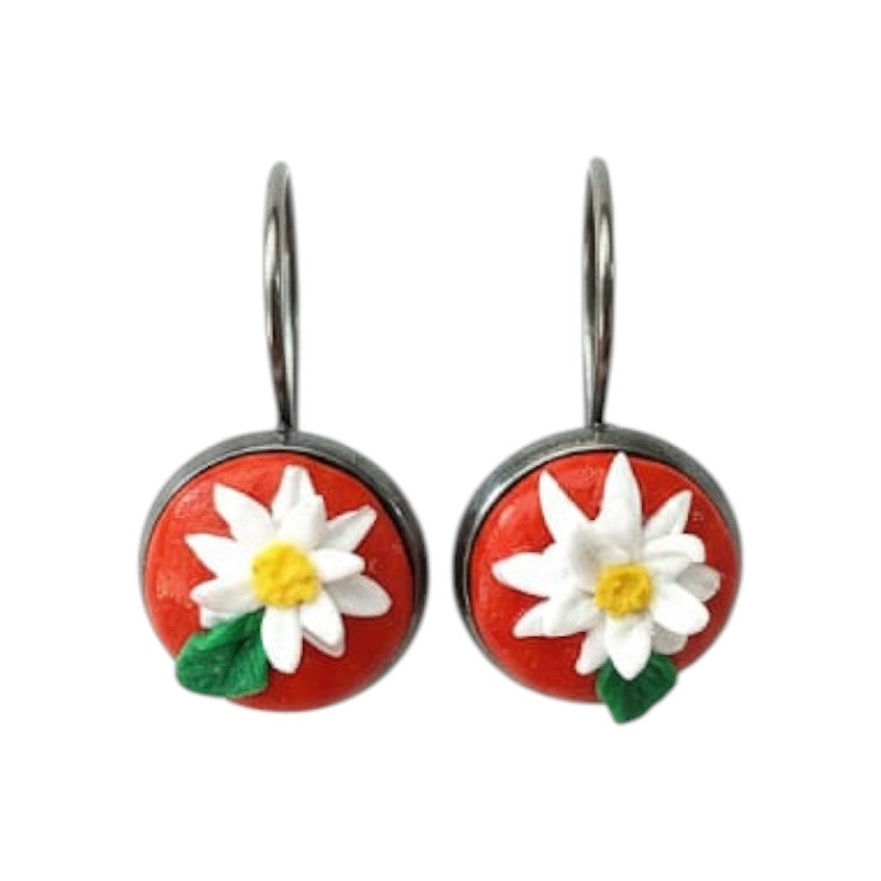 Aros margarita sobre fondo rojo