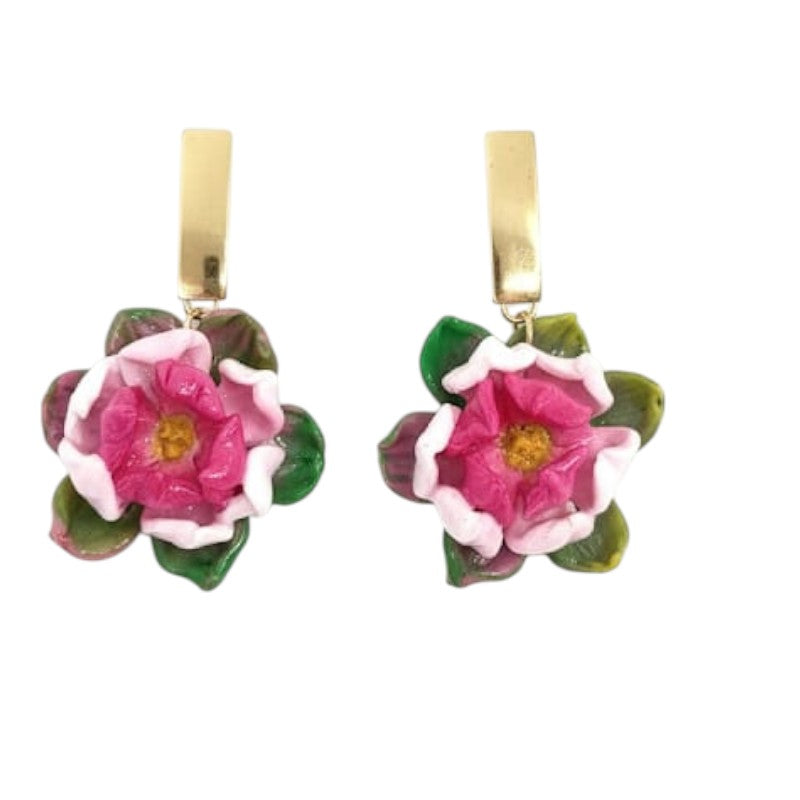 Aros flor rosada con botón metálico dorado