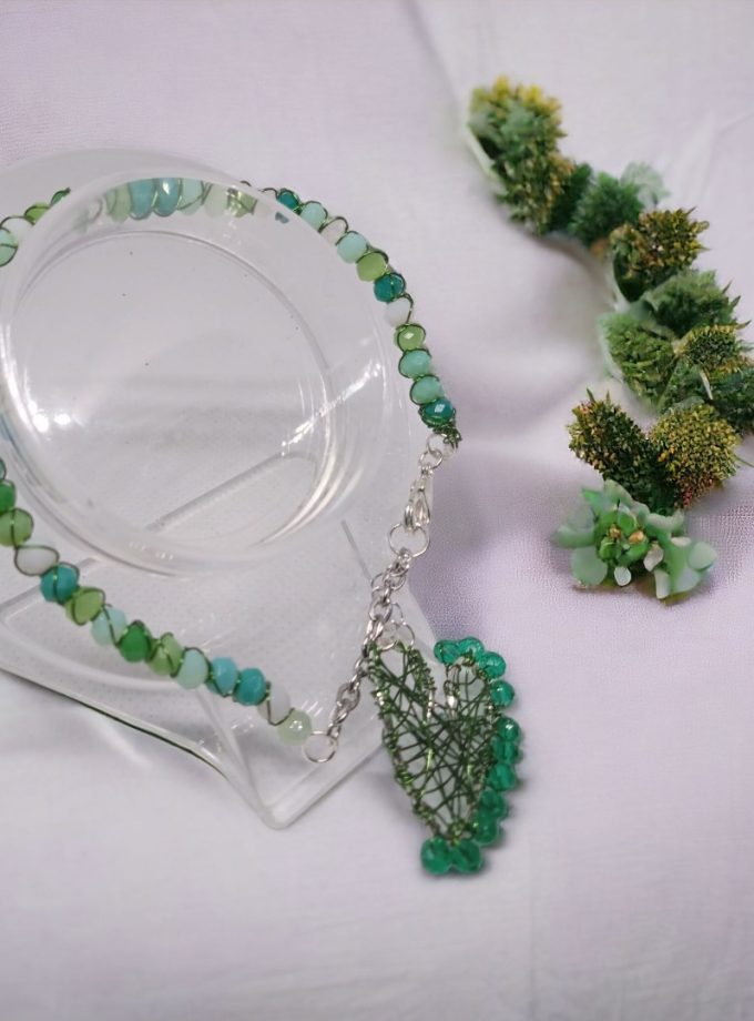 Pulsera bañada en plata, diseño y elaboración única bajo técnicas de alambrismo y cristales entorchados en gama de colores verdes